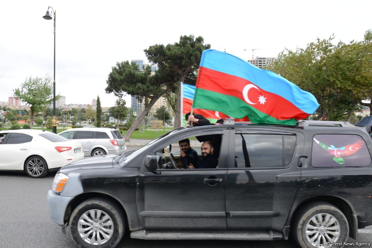 Bakıda Qələbə sevinci: Xalqımız Şuşanın azad olunmasını böyük coşqu ilə qeyd edir (FOTO/VİDEO)