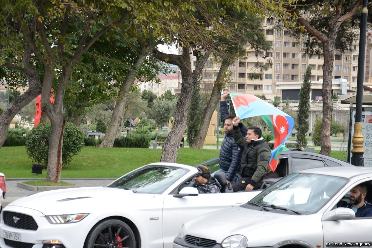 Bakıda Qələbə sevinci: Xalqımız Şuşanın azad olunmasını böyük coşqu ilə qeyd edir (FOTO/VİDEO)