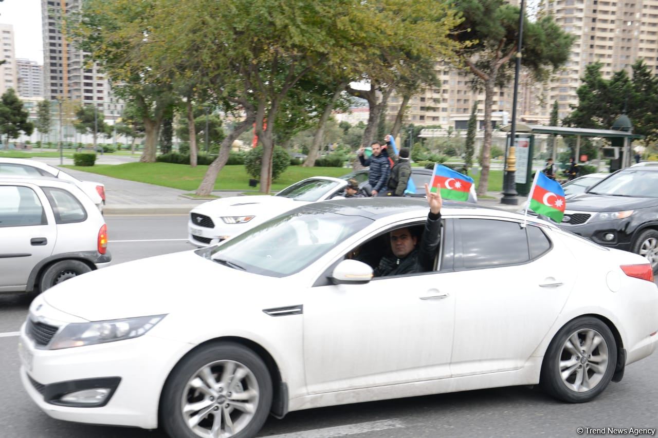 Bakıda Qələbə sevinci: Xalqımız Şuşanın azad olunmasını böyük coşqu ilə qeyd edir (FOTO/VİDEO)