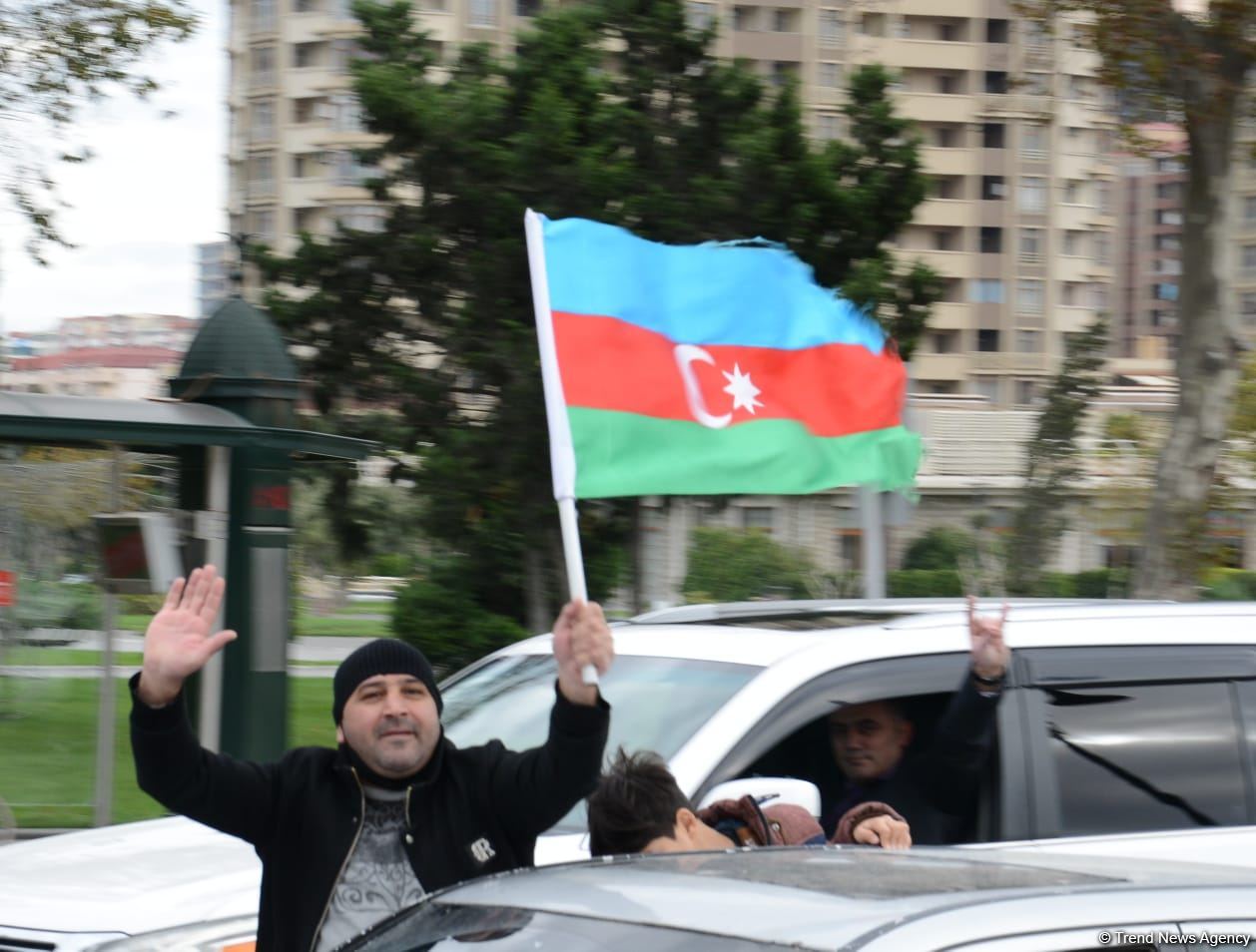 Bakıda Qələbə sevinci: Xalqımız Şuşanın azad olunmasını böyük coşqu ilə qeyd edir (FOTO/VİDEO)