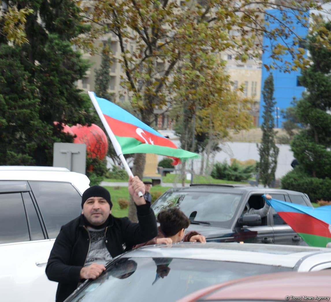 Bakıda Qələbə sevinci: Xalqımız Şuşanın azad olunmasını böyük coşqu ilə qeyd edir (FOTO/VİDEO)