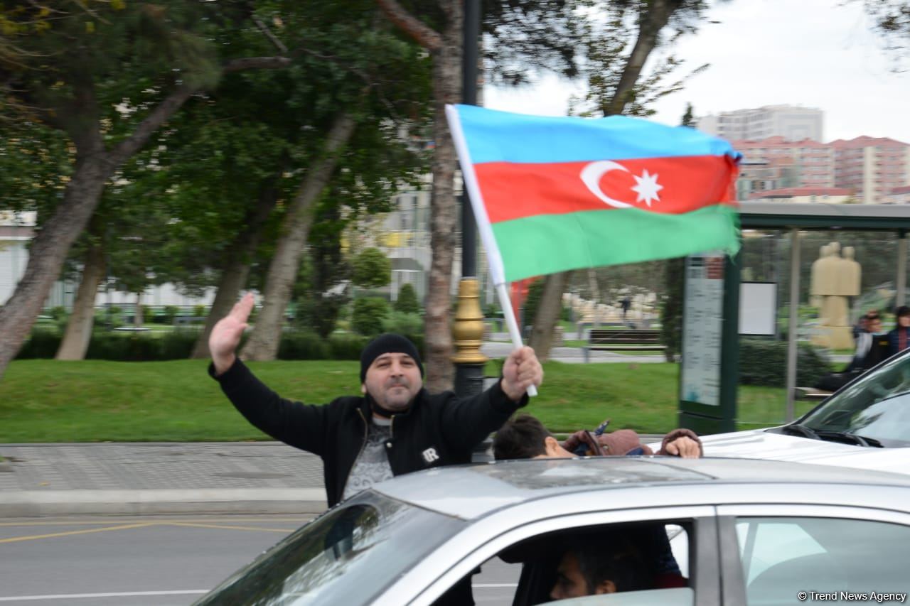 Bakıda Qələbə sevinci: Xalqımız Şuşanın azad olunmasını böyük coşqu ilə qeyd edir (FOTO/VİDEO)