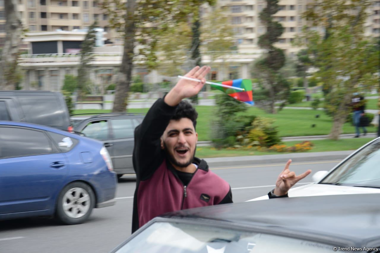 Bakıda Qələbə sevinci: Xalqımız Şuşanın azad olunmasını böyük coşqu ilə qeyd edir (FOTO/VİDEO)