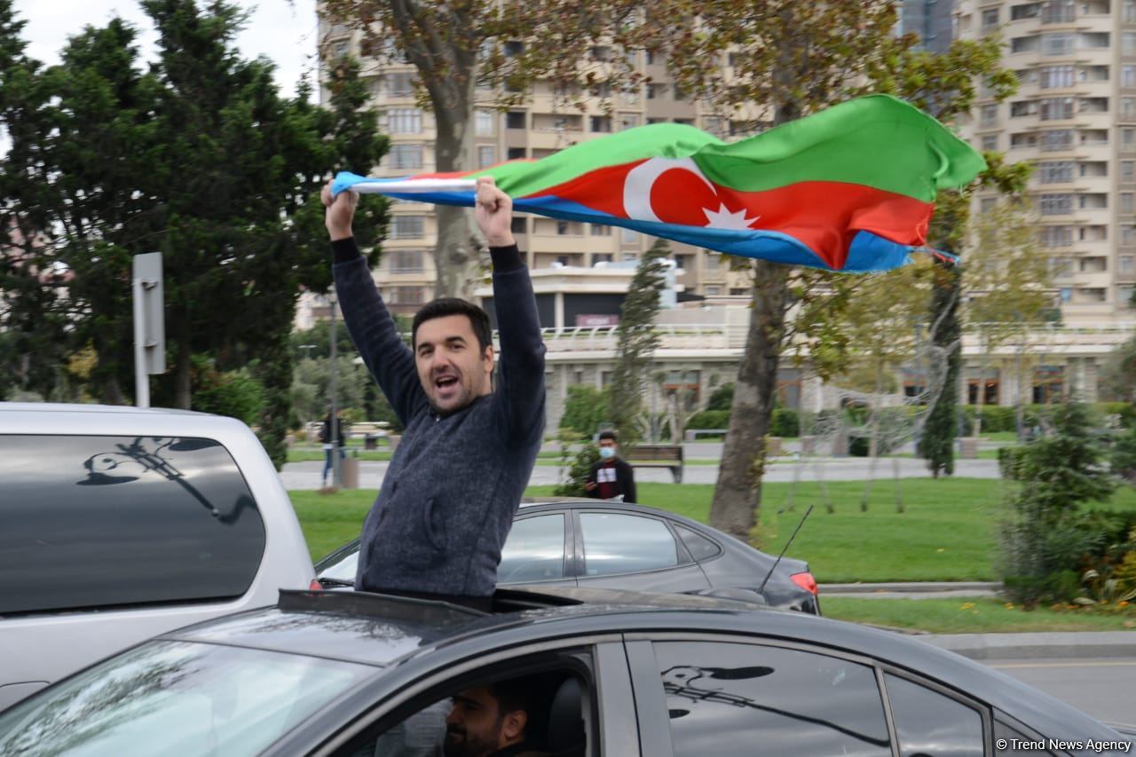 Bakıda Qələbə sevinci: Xalqımız Şuşanın azad olunmasını böyük coşqu ilə qeyd edir (FOTO/VİDEO)