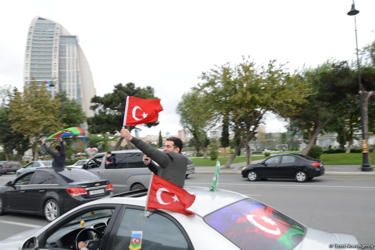 Bakıda Qələbə sevinci: Xalqımız Şuşanın azad olunmasını böyük coşqu ilə qeyd edir (FOTO/VİDEO)