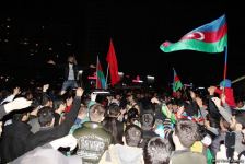 Bakı sakinləri səhərədək qələbəni qeyd etdilər (FOTO/VİDEO)