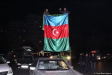 Bakı sakinləri səhərədək qələbəni qeyd etdilər (FOTO/VİDEO)