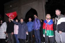 Bakı sakinləri səhərədək qələbəni qeyd etdilər (FOTO/VİDEO)