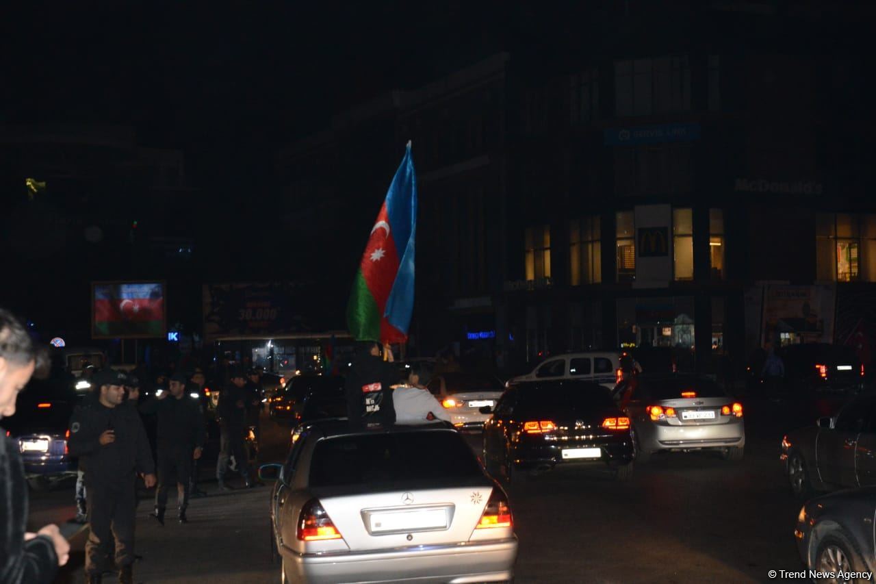 Paytaxt sakinləri tarixi Qələbəni qeyd edir (FOTO/VİDEO)