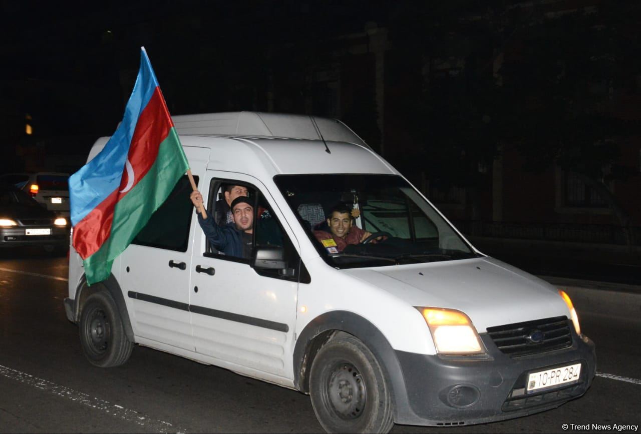 Paytaxt sakinləri tarixi Qələbəni qeyd edir (FOTO/VİDEO)
