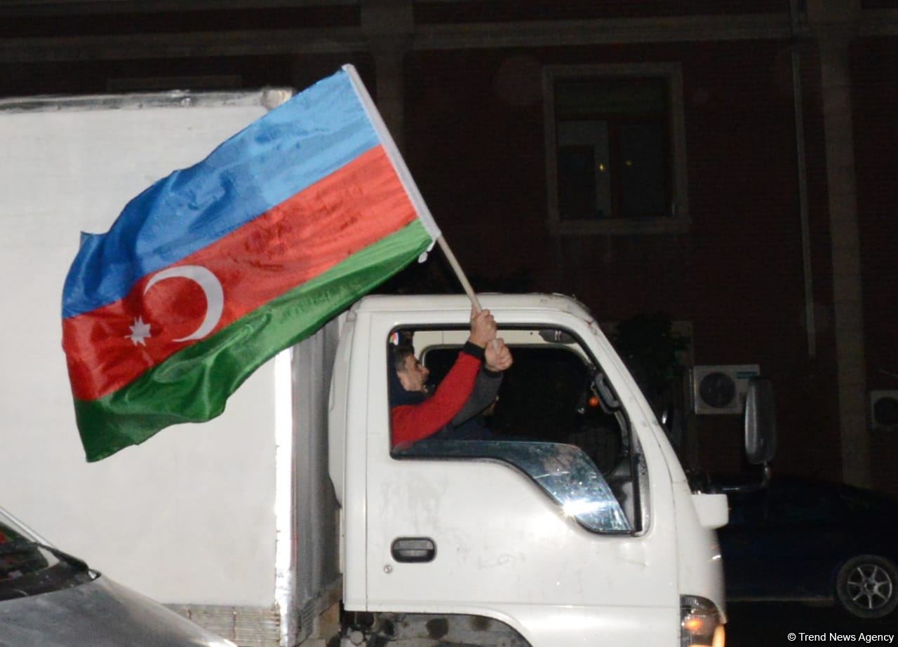 Paytaxt sakinləri tarixi Qələbəni qeyd edir (FOTO/VİDEO)