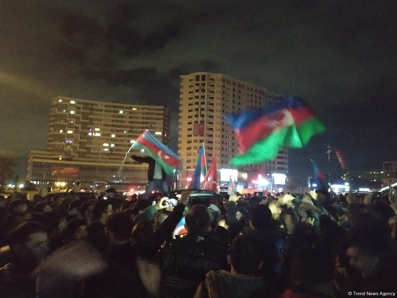 Paytaxt sakinləri tarixi Qələbəni qeyd edir (FOTO/VİDEO)