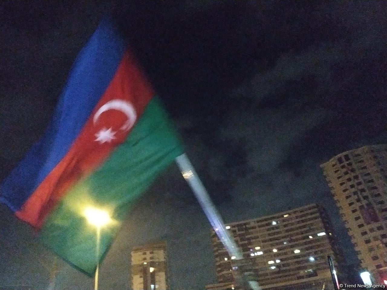 Paytaxt sakinləri tarixi Qələbəni qeyd edir (FOTO/VİDEO)