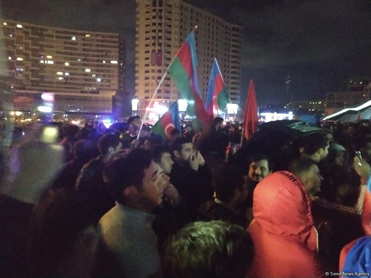 Paytaxt sakinləri tarixi Qələbəni qeyd edir (FOTO/VİDEO)