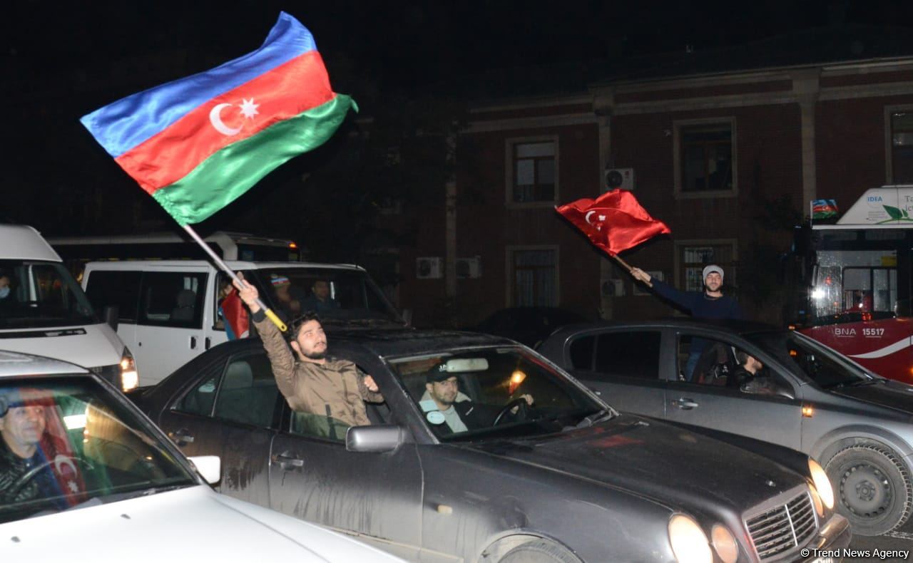 Paytaxt sakinləri tarixi Qələbəni qeyd edir (FOTO/VİDEO)