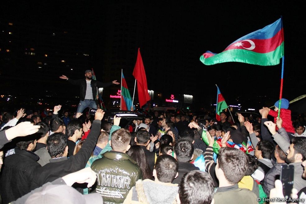 Bakı sakinləri səhərədək qələbəni qeyd etdilər (FOTO/VİDEO)
