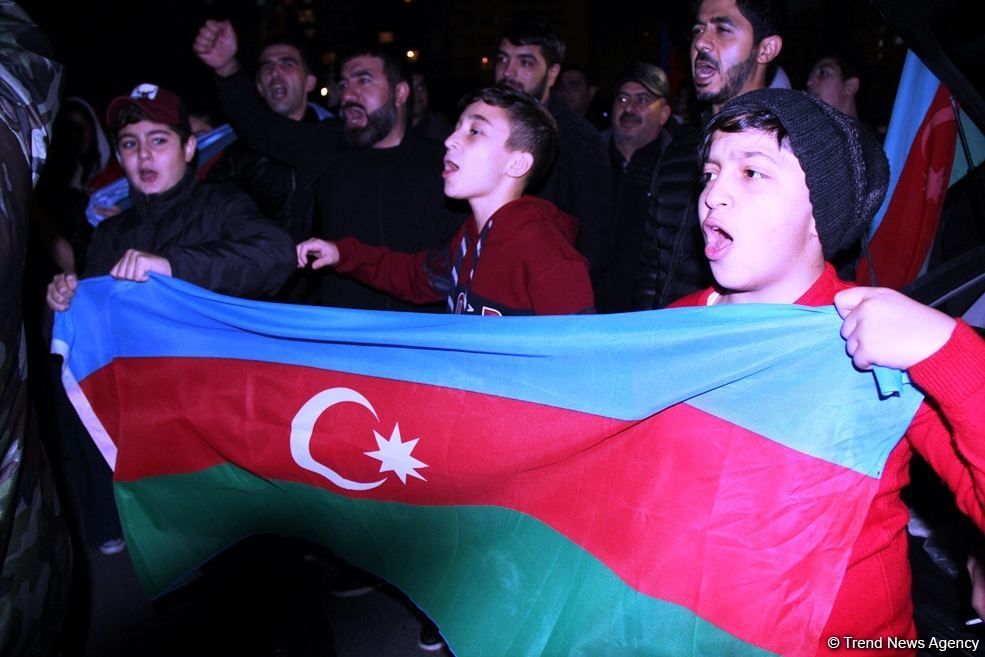 Bakı sakinləri səhərədək qələbəni qeyd etdilər (FOTO/VİDEO)