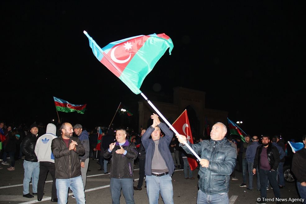 Bakı sakinləri səhərədək qələbəni qeyd etdilər (FOTO/VİDEO)