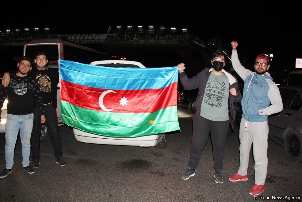 Bakı sakinləri səhərədək qələbəni qeyd etdilər (FOTO/VİDEO)
