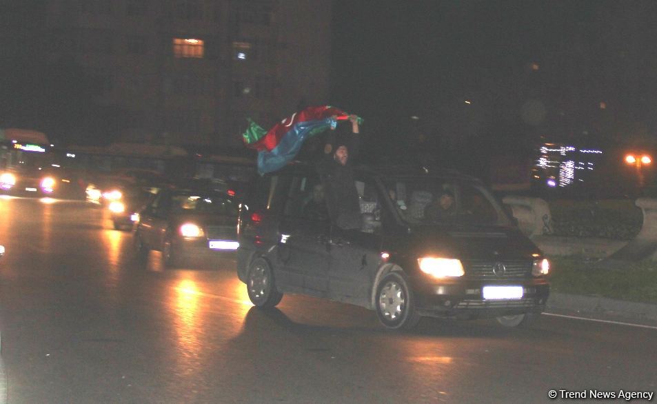 Bakı sakinləri səhərədək qələbəni qeyd etdilər (FOTO/VİDEO)