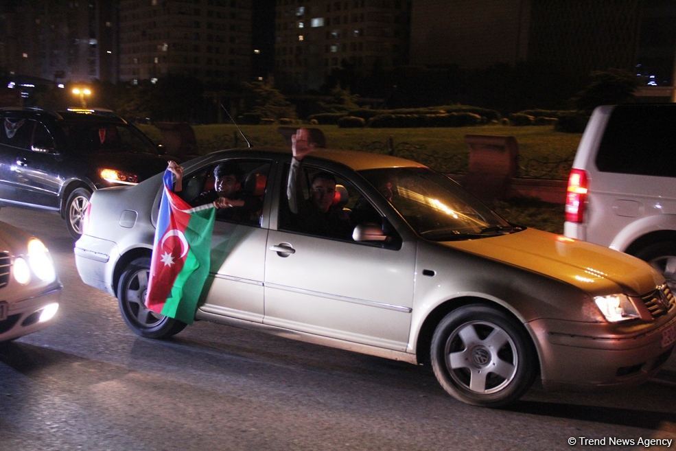 Bakı sakinləri səhərədək qələbəni qeyd etdilər (FOTO/VİDEO)