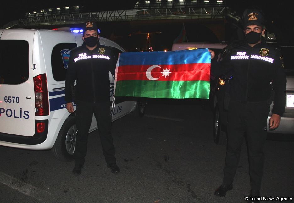 Bakı sakinləri səhərədək qələbəni qeyd etdilər (FOTO/VİDEO)