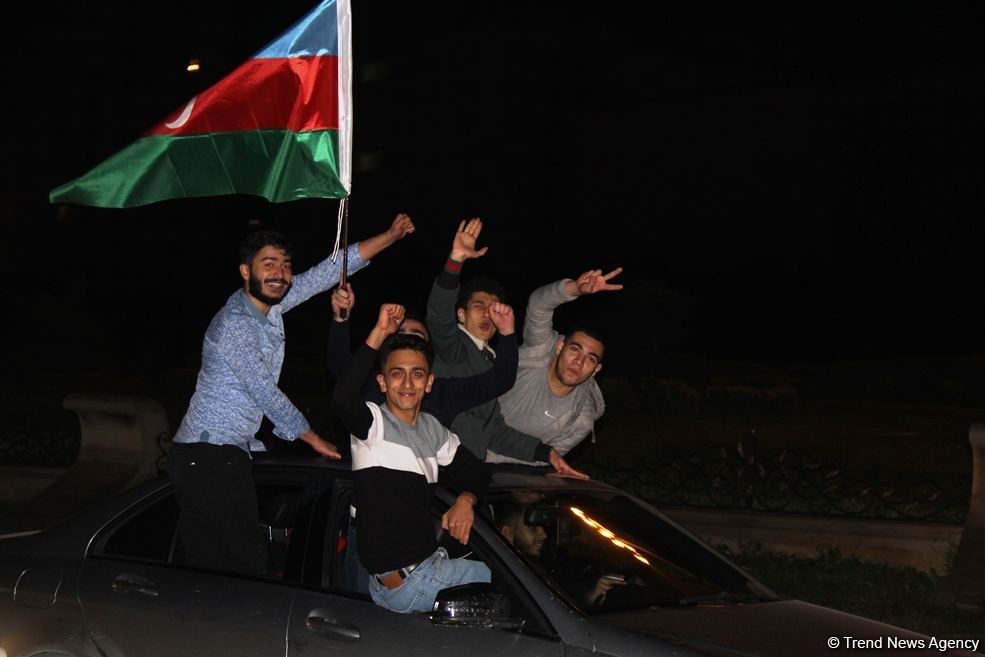 Bakı sakinləri səhərədək qələbəni qeyd etdilər (FOTO/VİDEO)