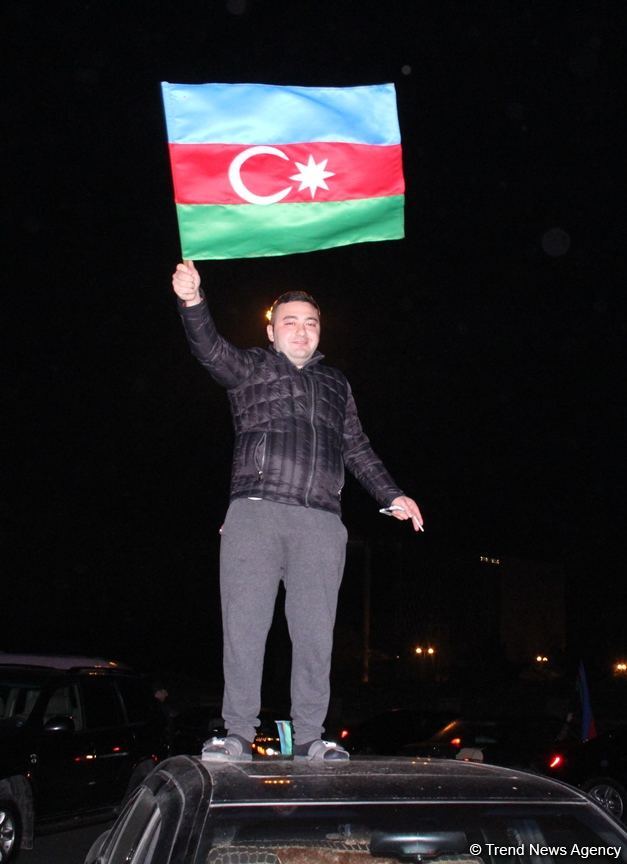 Bakı sakinləri səhərədək qələbəni qeyd etdilər (FOTO/VİDEO)