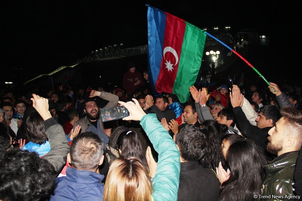Bakı sakinləri səhərədək qələbəni qeyd etdilər (FOTO/VİDEO)