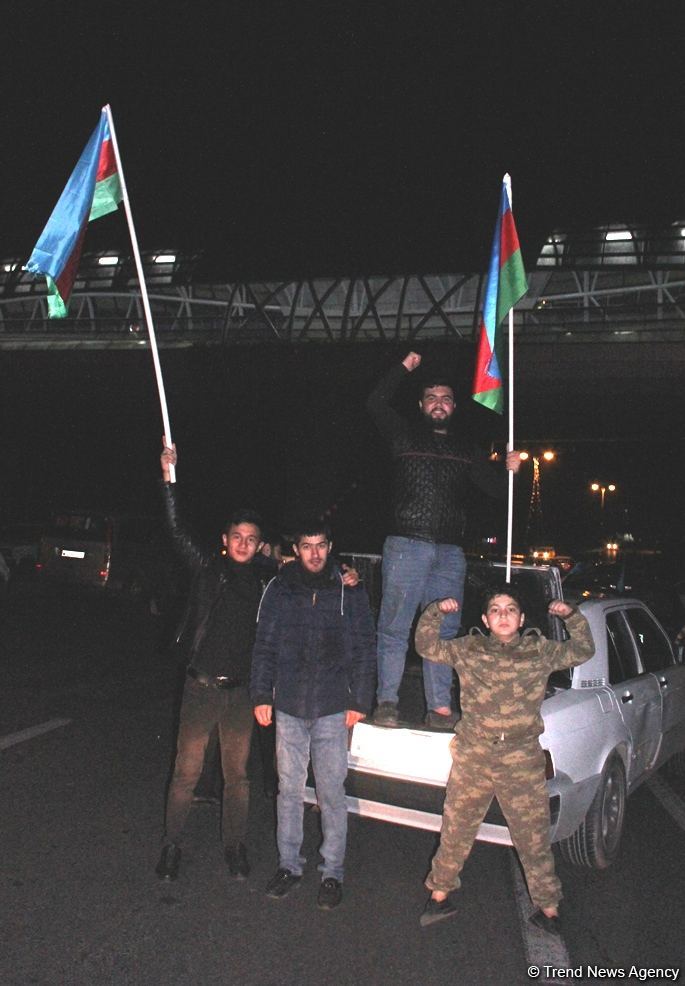 Bakı sakinləri səhərədək qələbəni qeyd etdilər (FOTO/VİDEO)