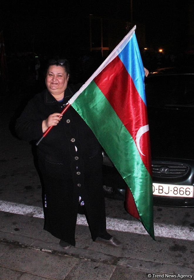 Bakı sakinləri səhərədək qələbəni qeyd etdilər (FOTO/VİDEO)