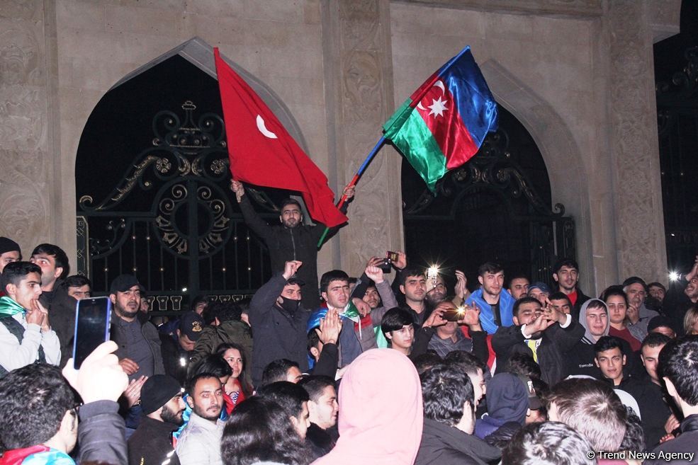Bakı sakinləri səhərədək qələbəni qeyd etdilər (FOTO/VİDEO)