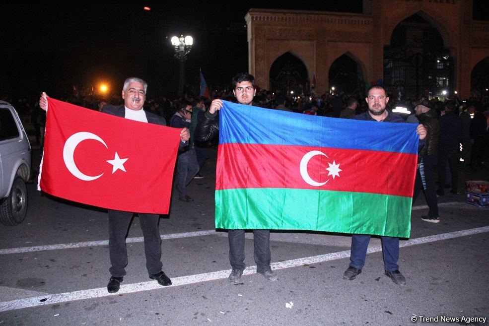 Bakı sakinləri səhərədək qələbəni qeyd etdilər (FOTO/VİDEO)