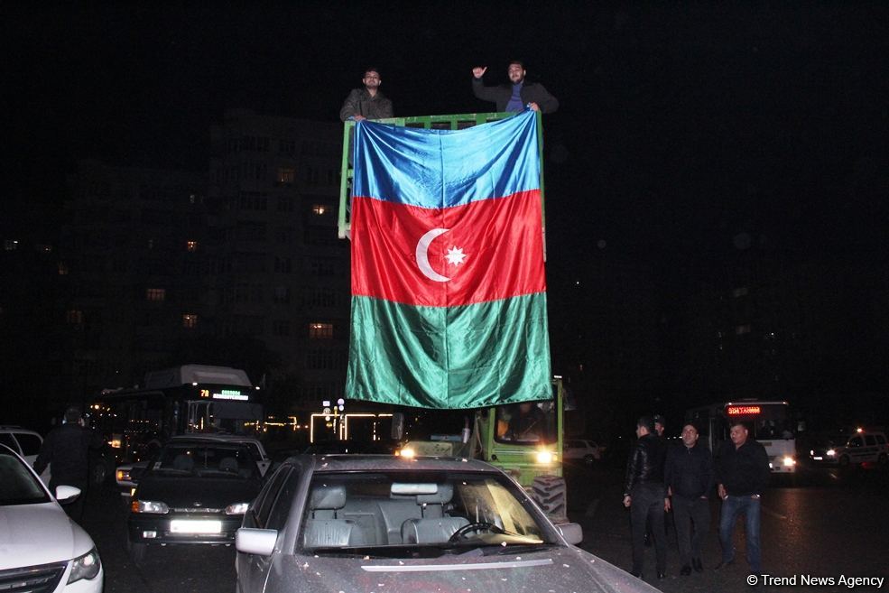 Bakı sakinləri səhərədək qələbəni qeyd etdilər (FOTO/VİDEO)