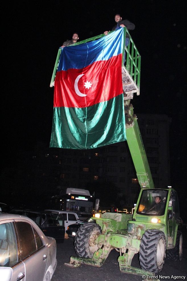 Bakı sakinləri səhərədək qələbəni qeyd etdilər (FOTO/VİDEO)