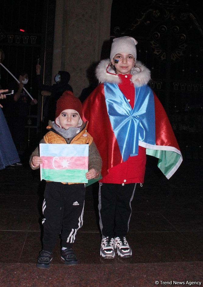 Bakı sakinləri səhərədək qələbəni qeyd etdilər (FOTO/VİDEO)