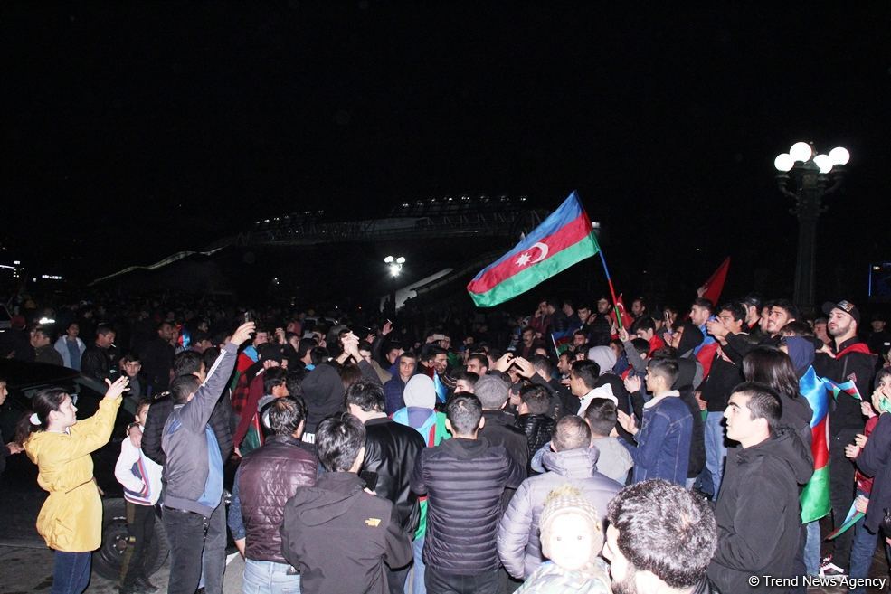 Bakı sakinləri səhərədək qələbəni qeyd etdilər (FOTO/VİDEO)