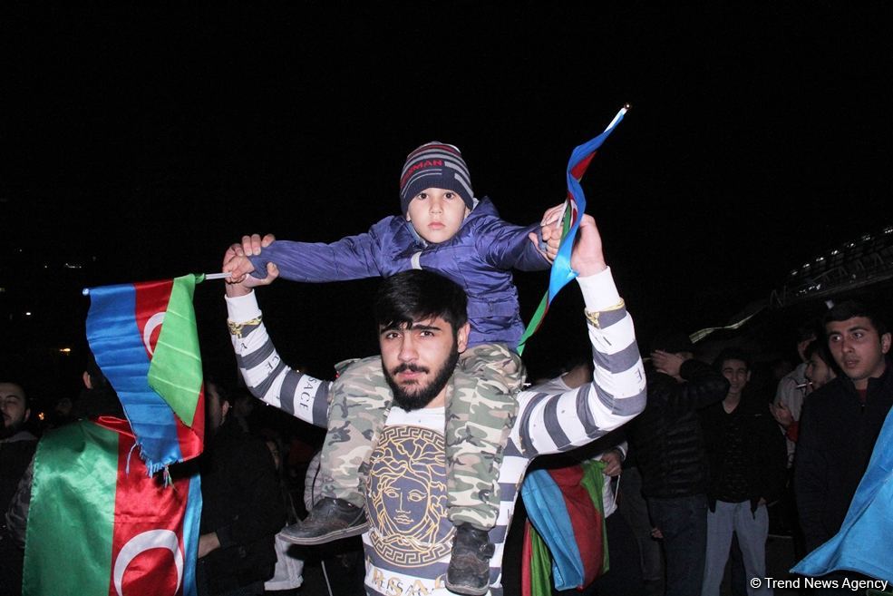 Bakı sakinləri səhərədək qələbəni qeyd etdilər (FOTO/VİDEO)
