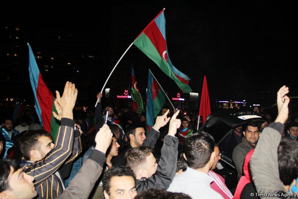Bakı sakinləri səhərədək qələbəni qeyd etdilər (FOTO/VİDEO)