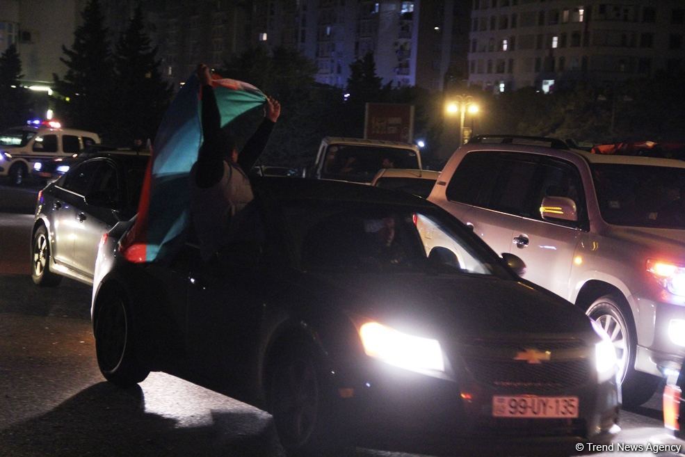 Bakı sakinləri səhərədək qələbəni qeyd etdilər (FOTO/VİDEO)