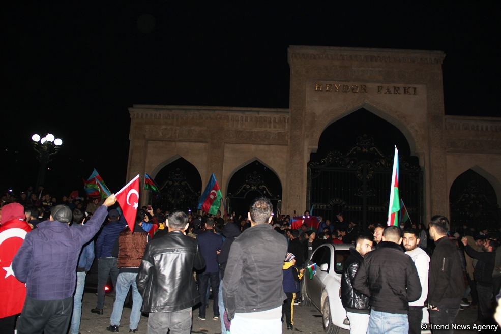 Bakı sakinləri səhərədək qələbəni qeyd etdilər (FOTO/VİDEO)