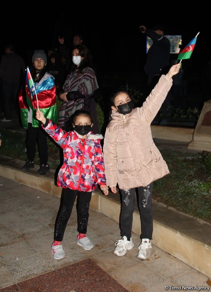 Bakı sakinləri səhərədək qələbəni qeyd etdilər (FOTO/VİDEO)