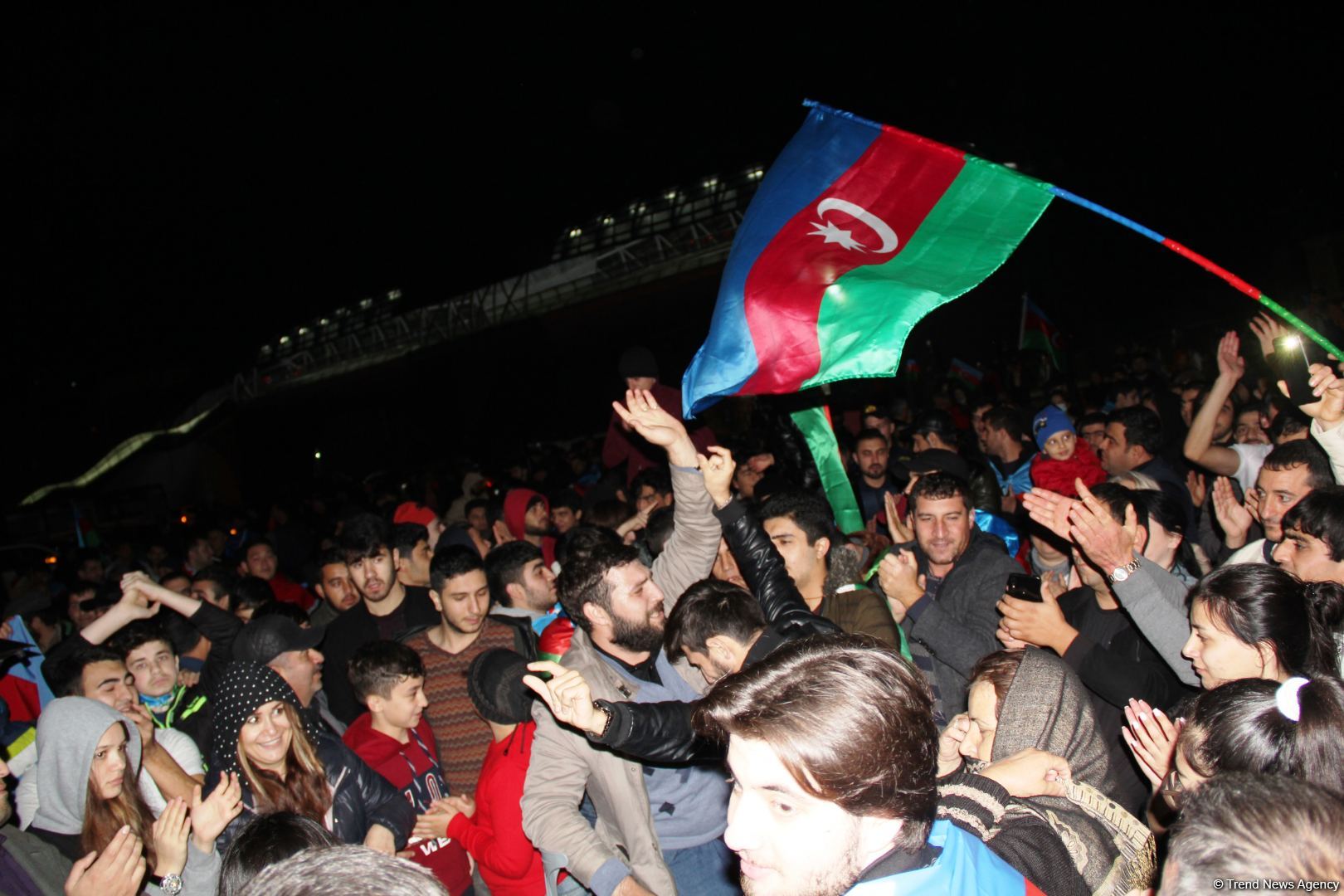 Bakı sakinləri səhərədək qələbəni qeyd etdilər (FOTO/VİDEO)