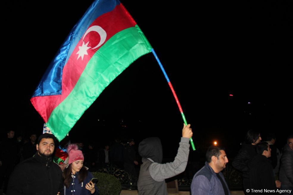Bakı sakinləri səhərədək qələbəni qeyd etdilər (FOTO/VİDEO)