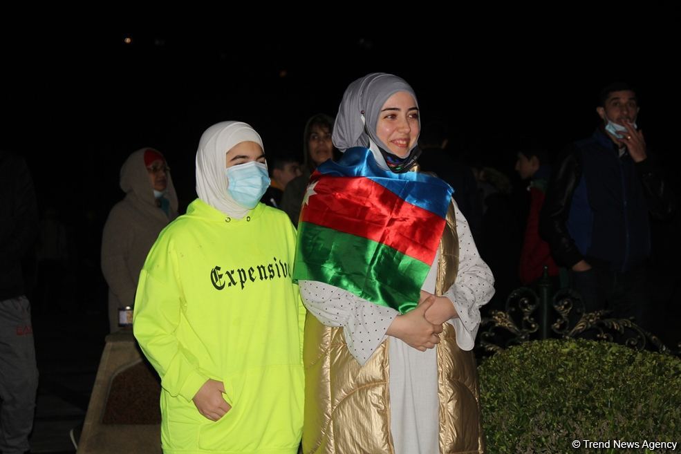 Bakı sakinləri səhərədək qələbəni qeyd etdilər (FOTO/VİDEO)