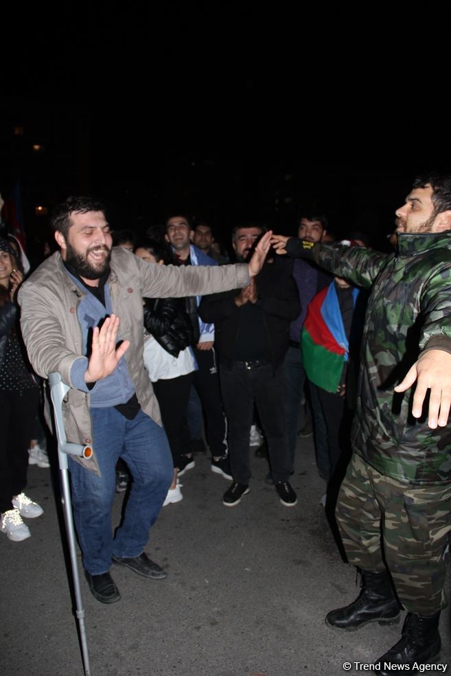 Bakı sakinləri səhərədək qələbəni qeyd etdilər (FOTO/VİDEO)
