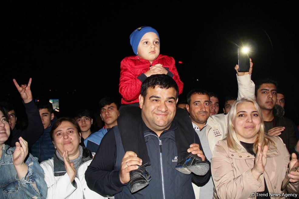 Bakı sakinləri səhərədək qələbəni qeyd etdilər (FOTO/VİDEO)