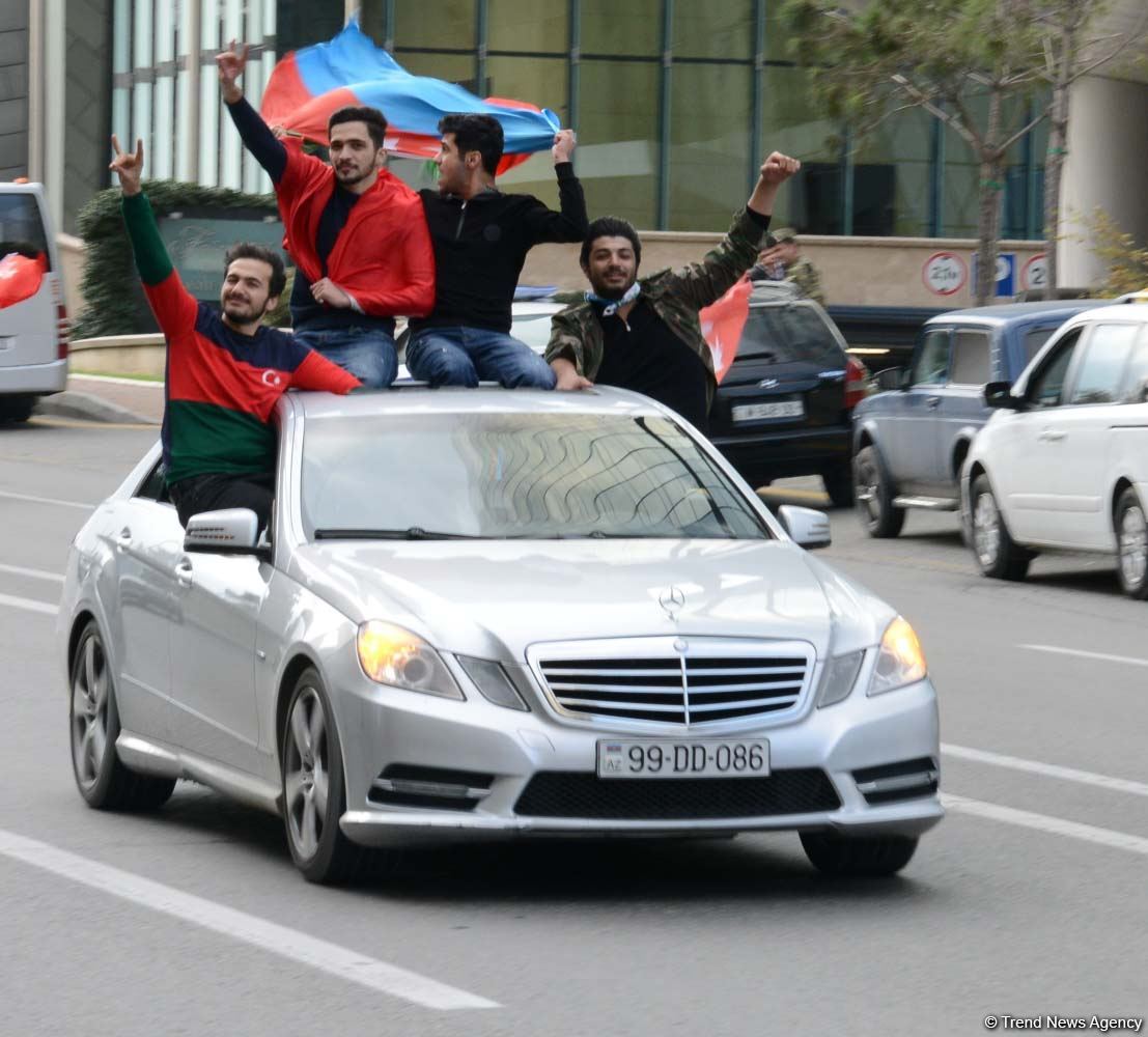 Azərbaycan Qələbəsini və ədalətin bərpasını qeyd edir (FOTO)