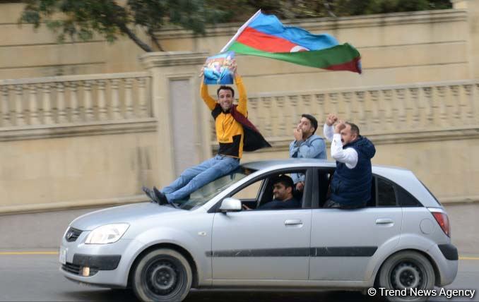 Azərbaycan Qələbəsini və ədalətin bərpasını qeyd edir (FOTO)