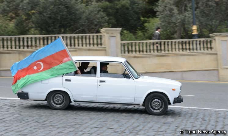 Azərbaycan Qələbəsini və ədalətin bərpasını qeyd edir (FOTO)